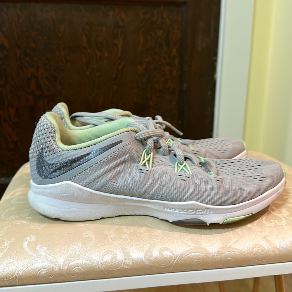 Nike mint and grey women’s running shoes! Size 7 + only worn once!